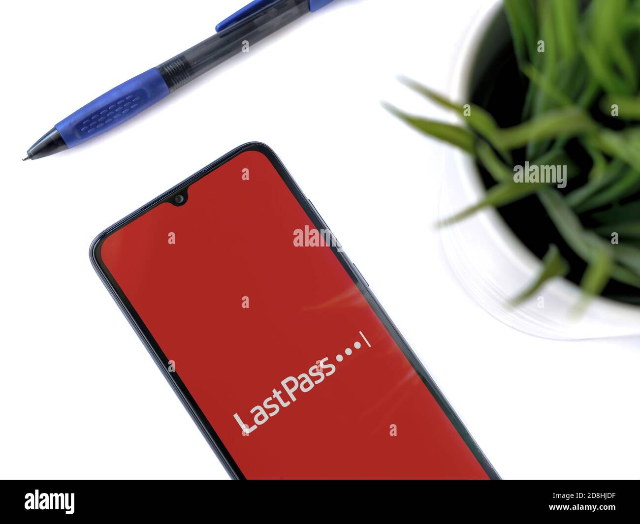 LOD, Israël - 8 juillet 2020 : espace de travail moderne minimaliste avec smartphone mobile noir avec écran de lancement de l'application LastPass Password Manager avec logo Banque D'Images