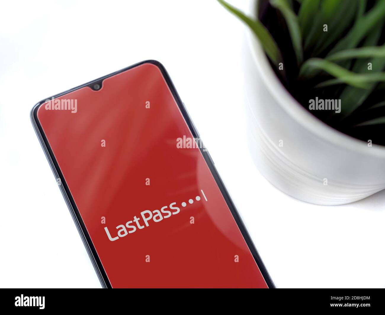 LOD, Israël - 8 juillet 2020 : espace de travail moderne minimaliste avec smartphone mobile noir avec écran de lancement de l'application LastPass Password Manager avec logo Banque D'Images