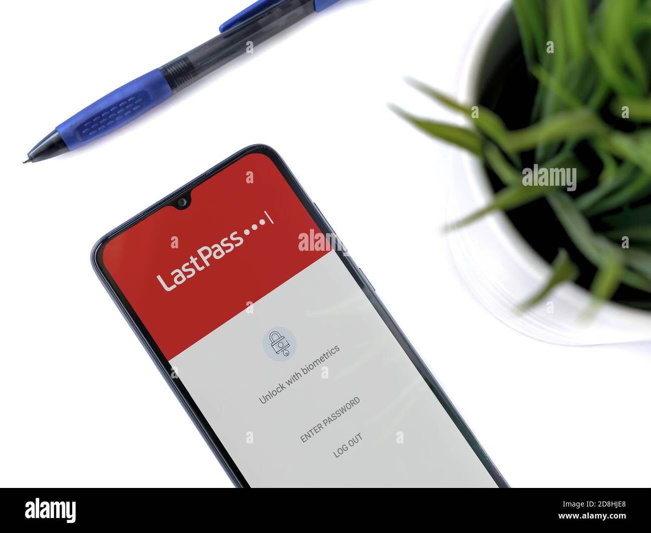 LOD, Israël - 8 juillet 2020 : espace de travail moderne minimaliste avec smartphone mobile noir avec écran de lancement de l'application LastPass Password Manager avec logo Banque D'Images