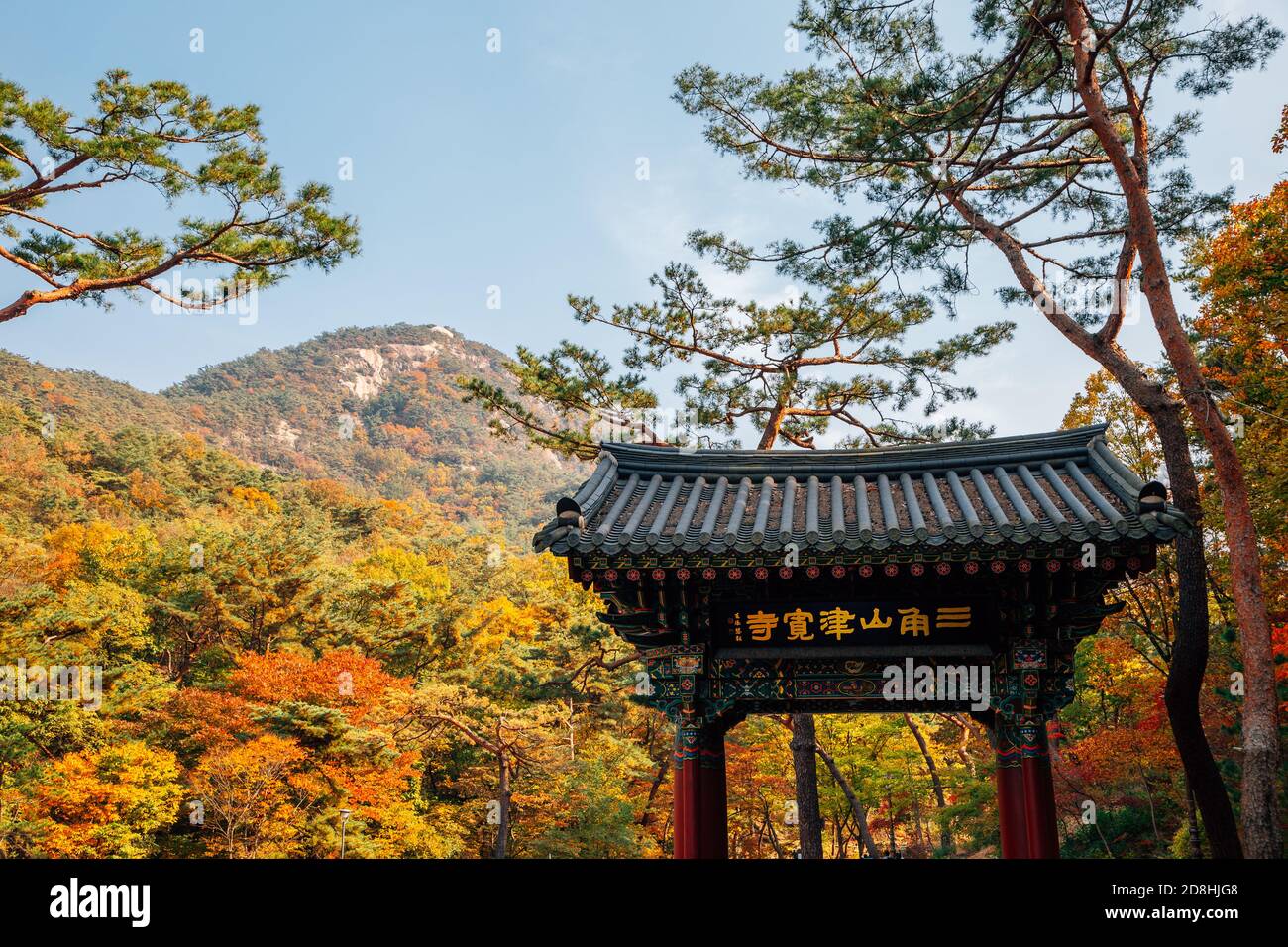 Séoul, Corée - 26 octobre 2020 : automne du temple de Jingwansa avec la montagne Bukhansan Banque D'Images