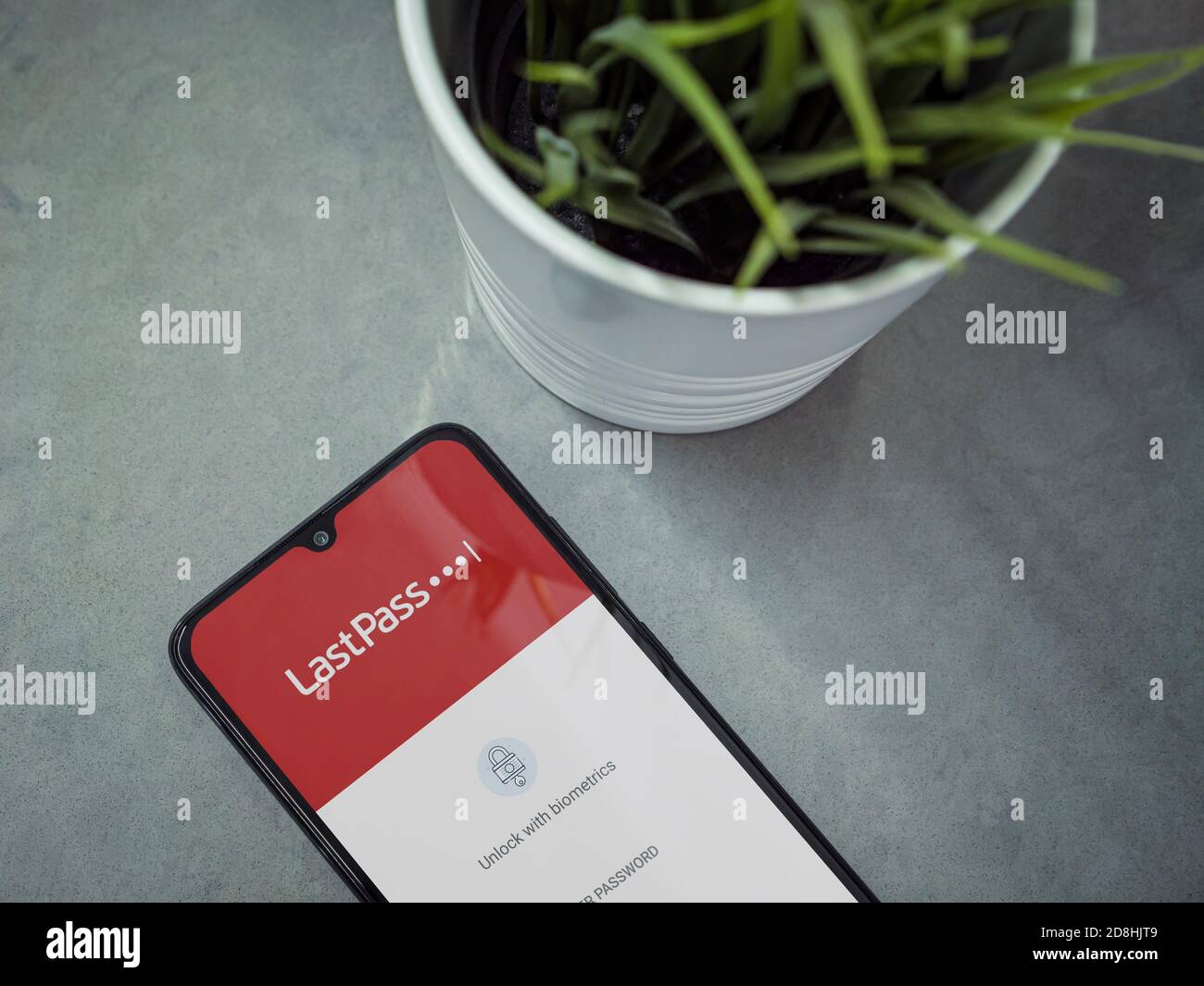 LOD, Israël - 8 juillet 2020 : espace de travail moderne minimaliste avec smartphone mobile noir avec écran de lancement de l'application LastPass Password Manager avec logo Banque D'Images