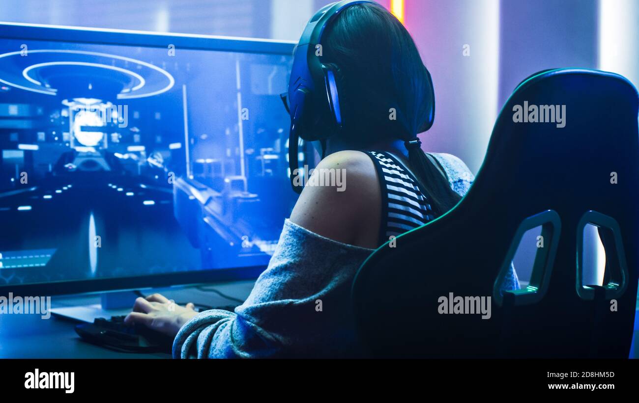 photo-de-la-belle-pro-gamer-girl-jouant-dans-jeu-vid-o-en-ligne-first
