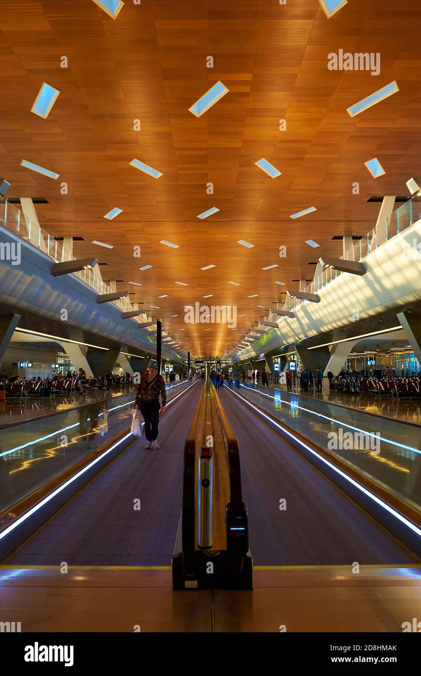 Jetez un coup d'œil sur l'une des allées en mouvement le long d'un concourse à l'aéroport international d'Hamad à Doha, au Qatar. Banque D'Images