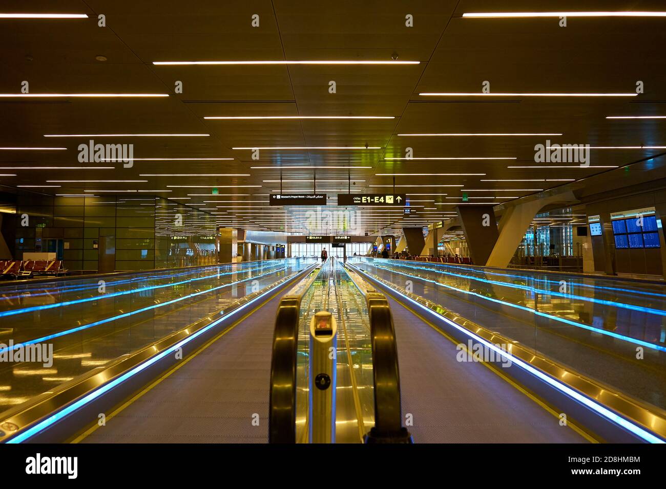 Jetez un coup d'œil sur l'une des allées en mouvement le long d'un concourse à l'aéroport international d'Hamad à Doha, au Qatar. Banque D'Images