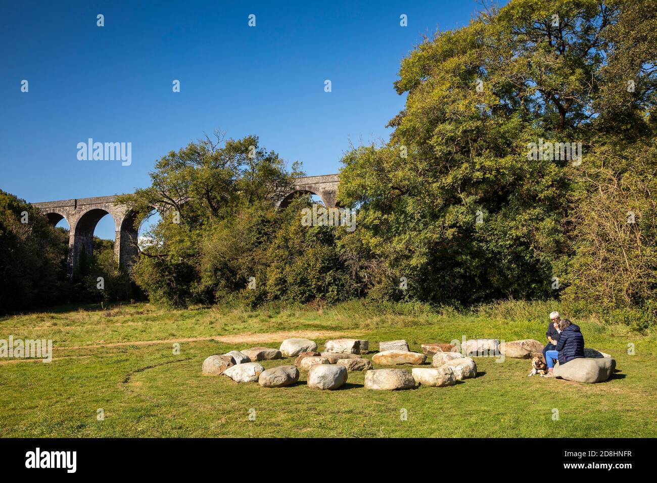 Royaume-Uni, pays de Galles, Glamorgan, Barry, Porthkerry, Country Park, les femmes se sont assis sur un coin salon en pierre sous le viaduc ferroviaire Banque D'Images