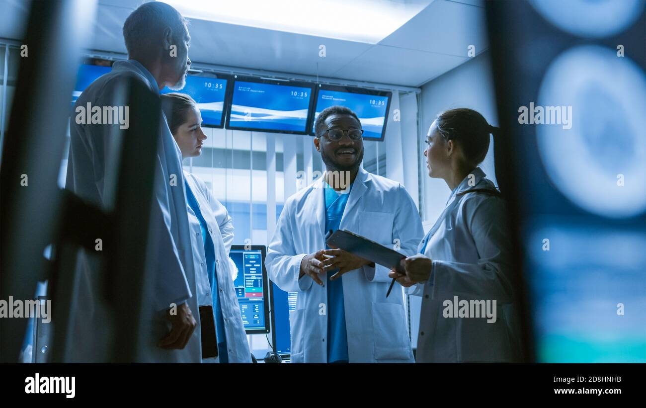 Photo à angle bas de la réunion de l'équipe de chercheurs médicaux au laboratoire de recherche sur le cerveau. Neurologues neuroscientifiques ayant réfléchi Banque D'Images