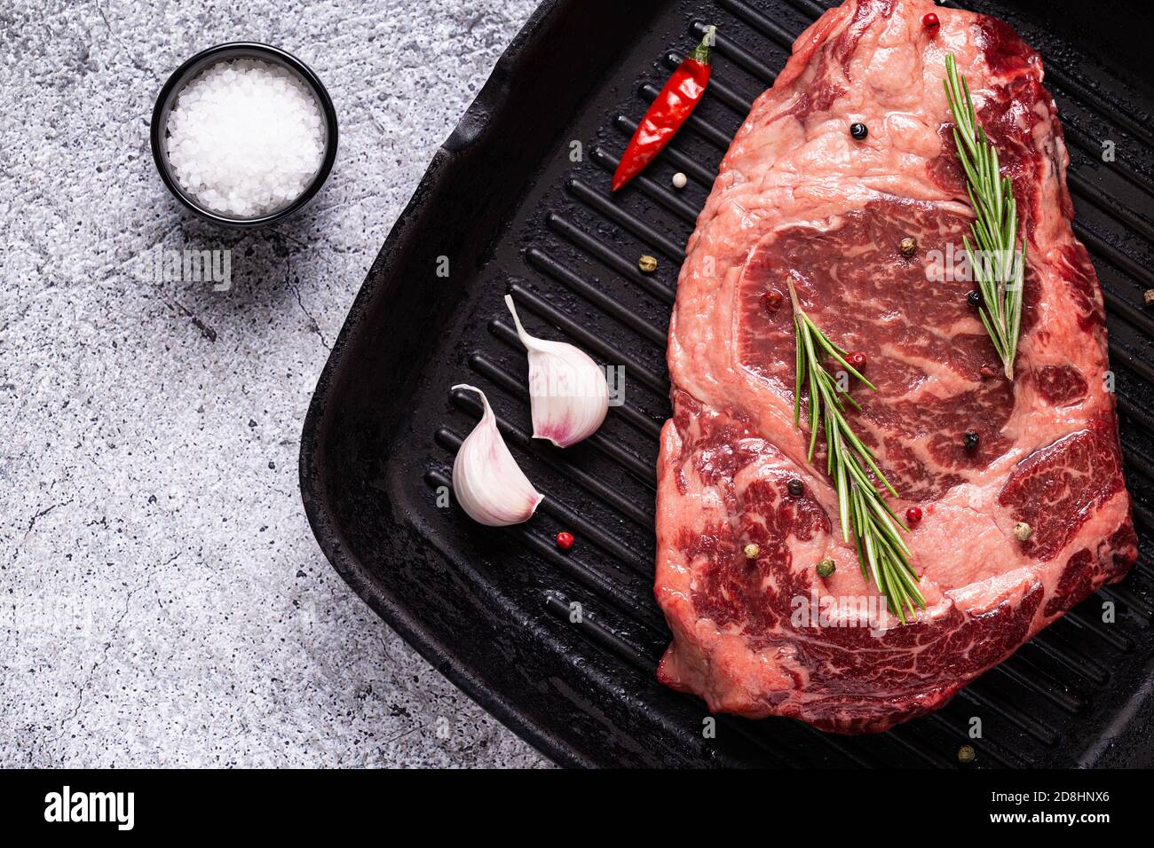 Steak de bœuf frais sur la poêle, vue de dessus. Banque D'Images