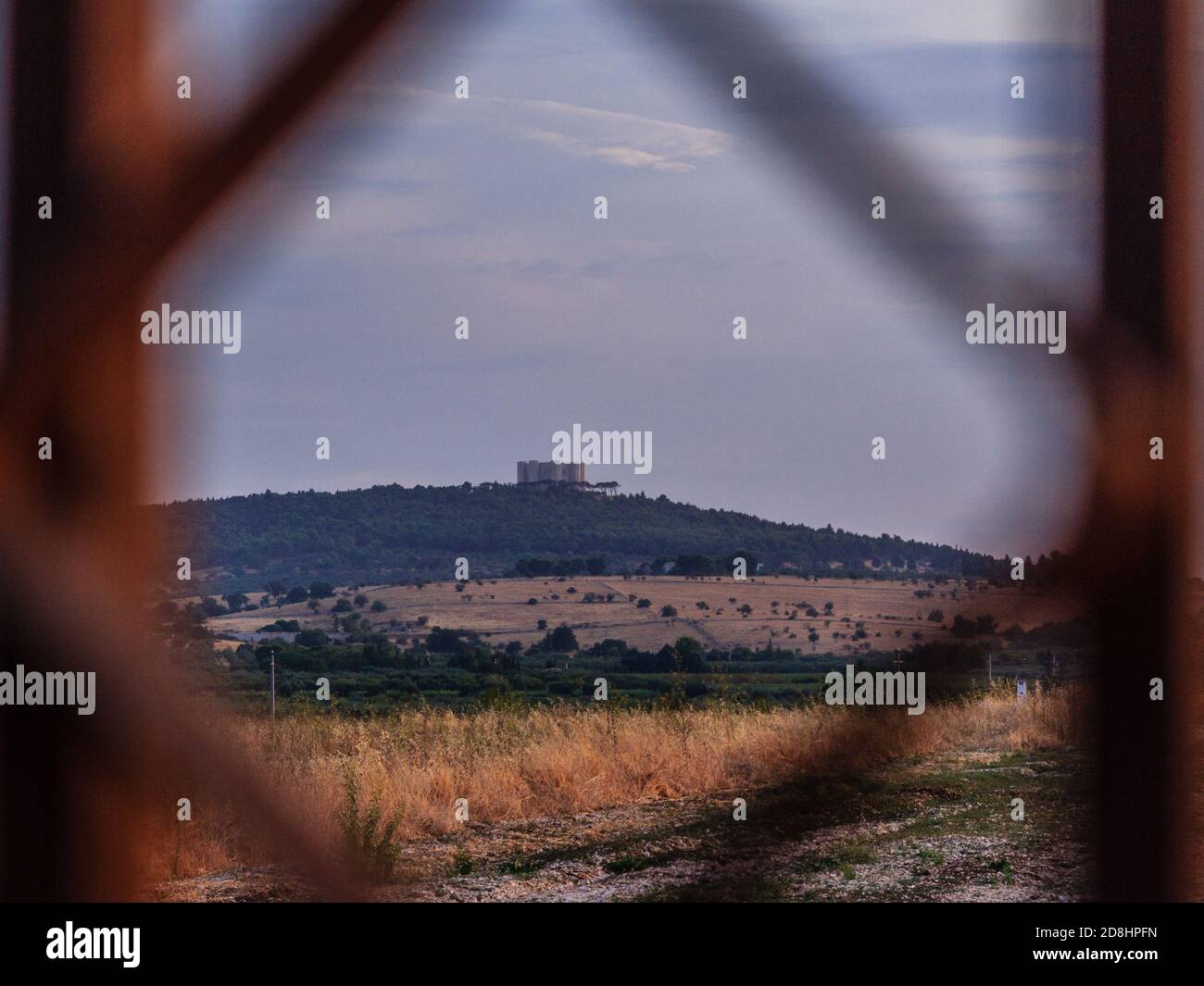 Castel del Monte est une citadelle du XIIIe siècle et un château situé sur une colline à Andria, dans la région des Pouilles, dans le sud-est de l'Italie. Banque D'Images