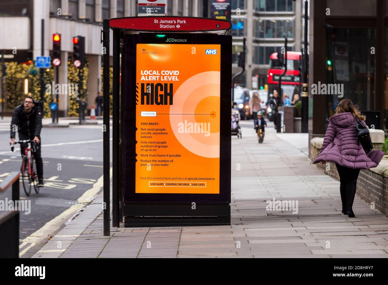 Londres, Royaume-Uni. 30 octobre 2020. Un écran numérique à Westminster affiche le niveau d'alerte Covid local. À mesure que le nombre de cas déclarés de coronavirus positifs au Royaume-Uni continue d'augmenter, le gouvernement britannique peut imposer un verrouillage complet de la capitale. La ville est actuellement sous Covid-19 niveau 2 Haut. Credit: Stephen Chung / Alamy Live News Banque D'Images