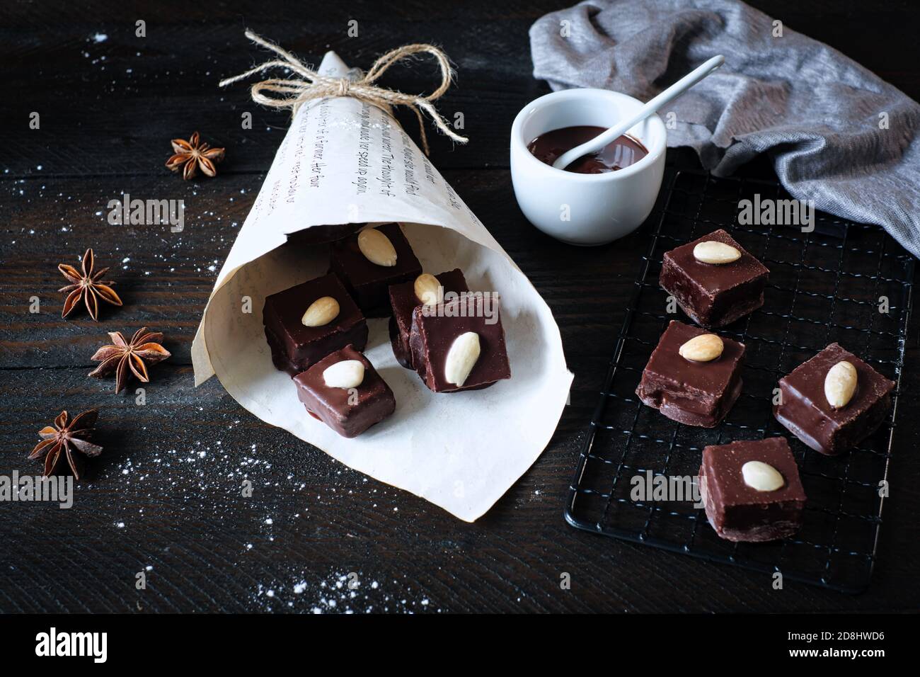cubes de pain d'épice avec glaçage au chocolat dans un sac en papier, décoré avec une branche de pin, et un emporte-pièce orignal Banque D'Images