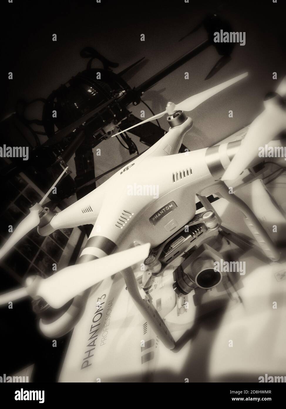 Photo blanche d'un DJI Phantom 3 Pro drone Banque D'Images