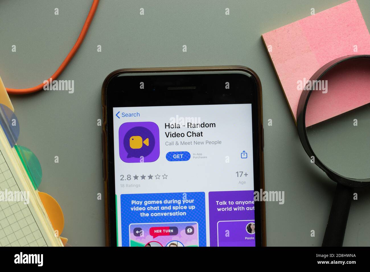 New York, Etats-Unis - 26 octobre 2020 : logo de l'application mobile Hola Random Video Chat sur l'écran du téléphone, illustration éditoriale Banque D'Images