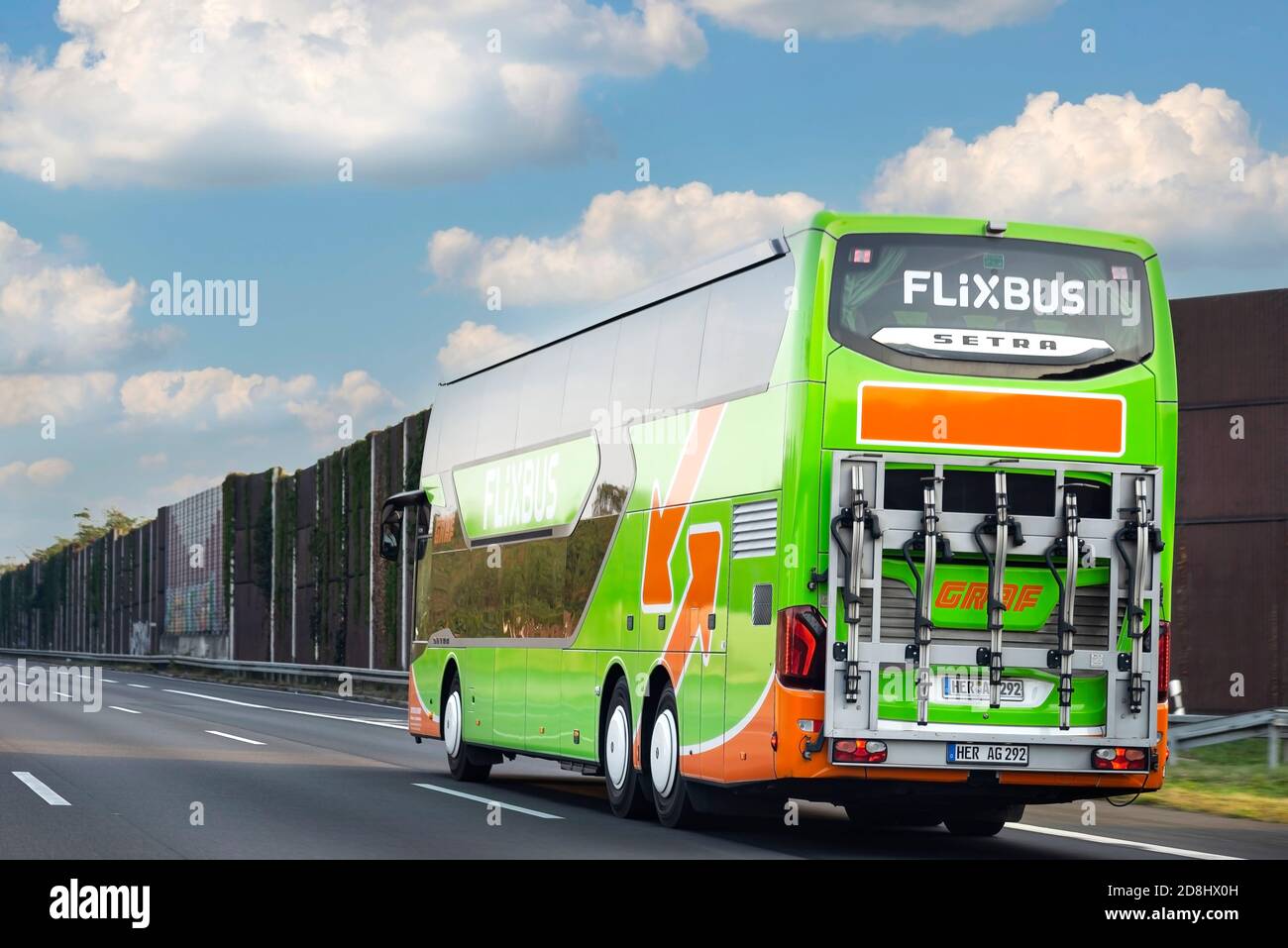 Bonn, Allemagne - 13 septembre 2020. Flixbus autocar touristique conduite sur une autoroute en Allemagne, route vide. Banque D'Images