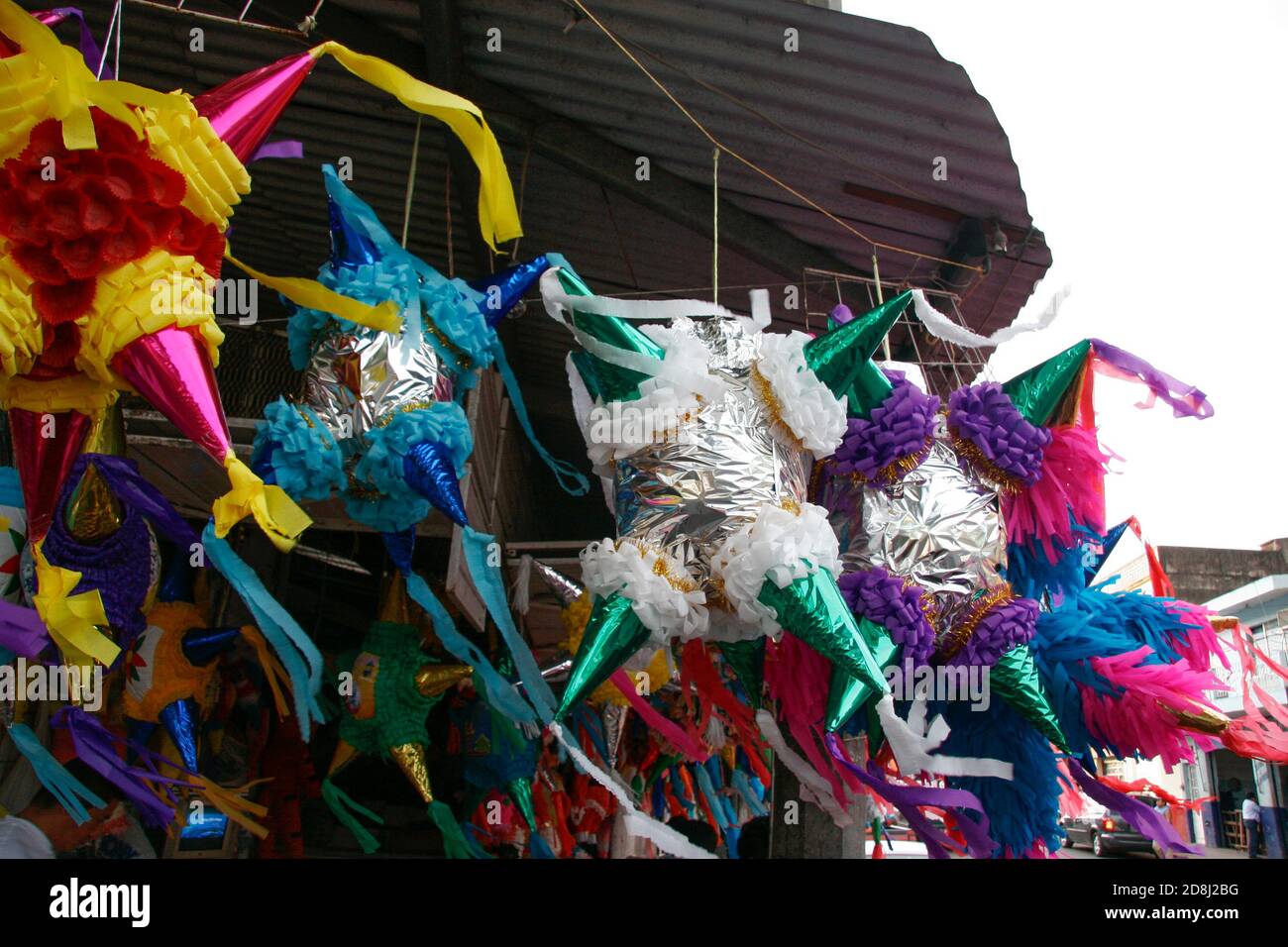 Vente de matériel pinatas piñatas pour les fêtes et les célébrations traditionnelles, Villahermosa, Tabasco, Mexique. Banque D'Images
