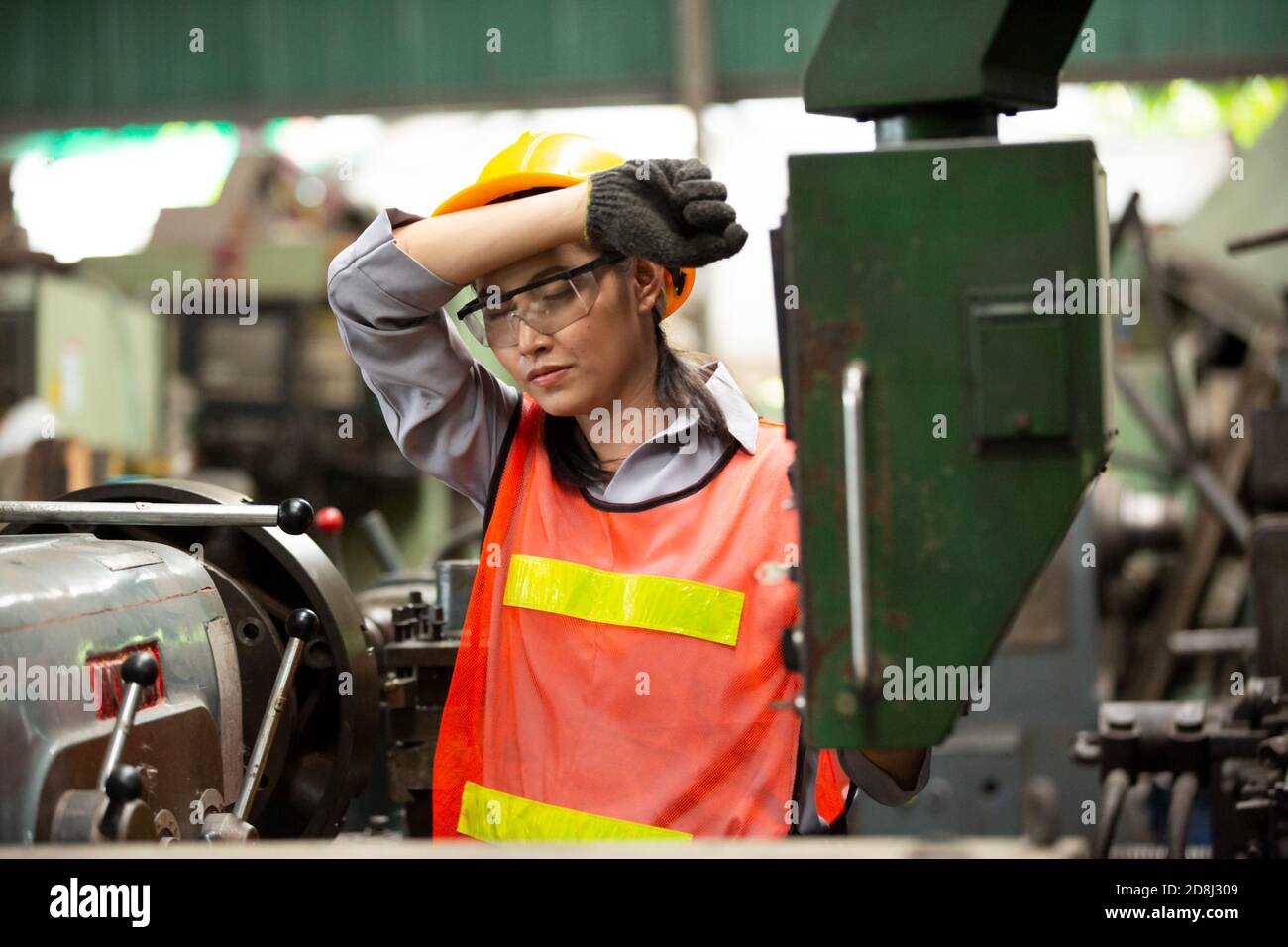 Femmes ingénieurs utilisant une machine cnc en usine Banque D'Images