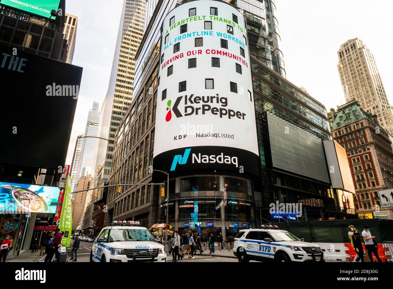 Publicité pour KeurigDrPepper sur l'écran vidéo géant Nasdaq de Times Square à New York le samedi 24 2020 octobre (© Richard B. Levine) Banque D'Images