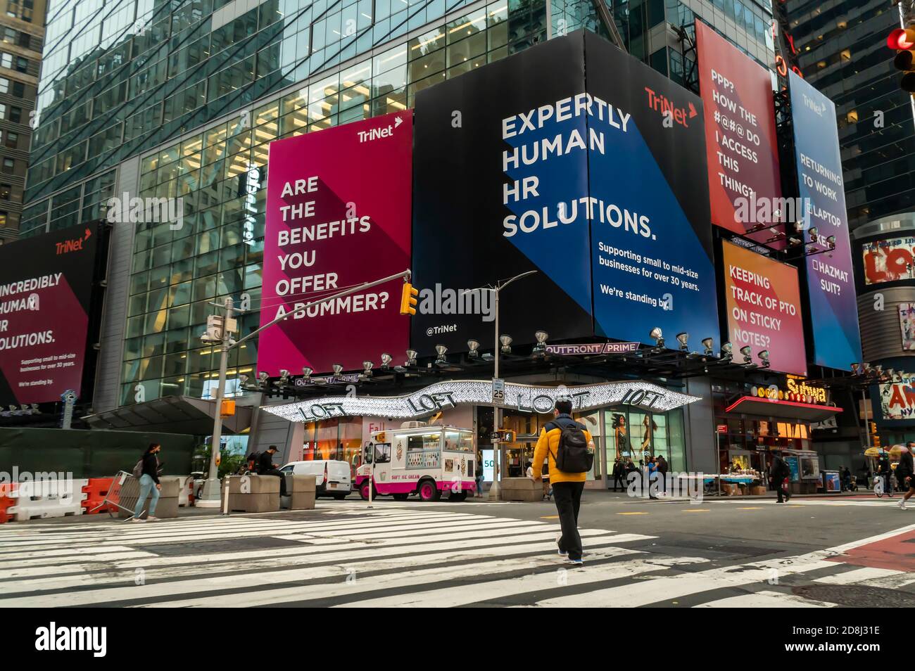 Publicité pour la société d'externalisation des ressources humaines basée sur le cloud TriNet à Times Square à New York le jeudi 22 octobre 2020. (© Richard B. Levine) Banque D'Images