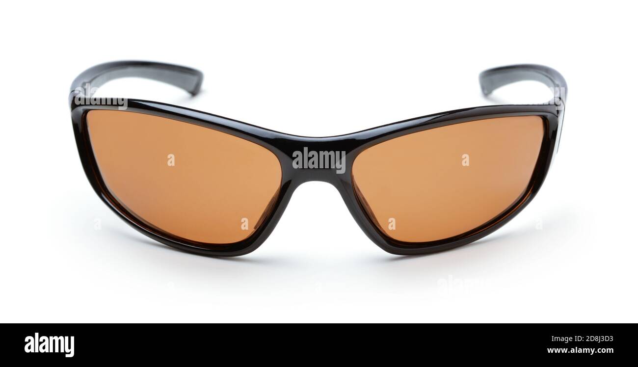 Lunettes de soleil en plastique marron isolées sur blanc. Vue avant. Banque D'Images