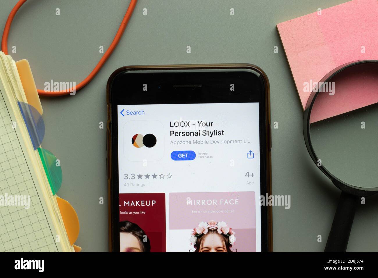 New York, Etats-Unis - 26 octobre 2020 : LOOX le logo de votre application mobile styliste personnelle sur l'écran du téléphone gros plan, éditorial Banque D'Images