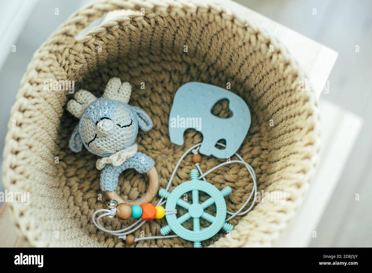 Produits Et Accessoires Pour Bebe Dans Un Panier En Maille Concept Ecologique Zero Dechet Photo Stock Alamy