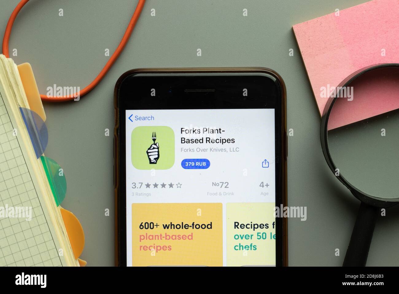 New York, Etats-Unis - 26 octobre 2020 : Forks Plant Based Recipes logo de l'application mobile sur l'écran du téléphone gros plan, montage illustratif Banque D'Images New York, Etats-Unis - 26 octobre 2020 : Forks Plant Based Recipes logo de l'application mobile sur l'écran du téléphone gros plan, montage illustratif Banque D'Images