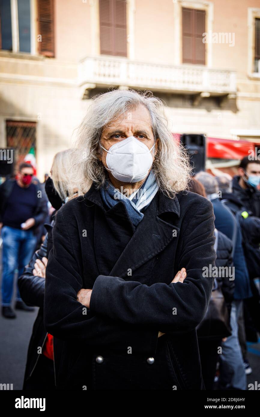 Bologne, Italie. 30 octobre 2020. L'acteur théâtral et auteur Alessandro Bergonzoni est vu lors de la manifestation par des travailleurs du divertissement à Bologne, Italie, le 30 octobre 2020. Crédit: Massimiliano Donati/Alay Live News Banque D'Images