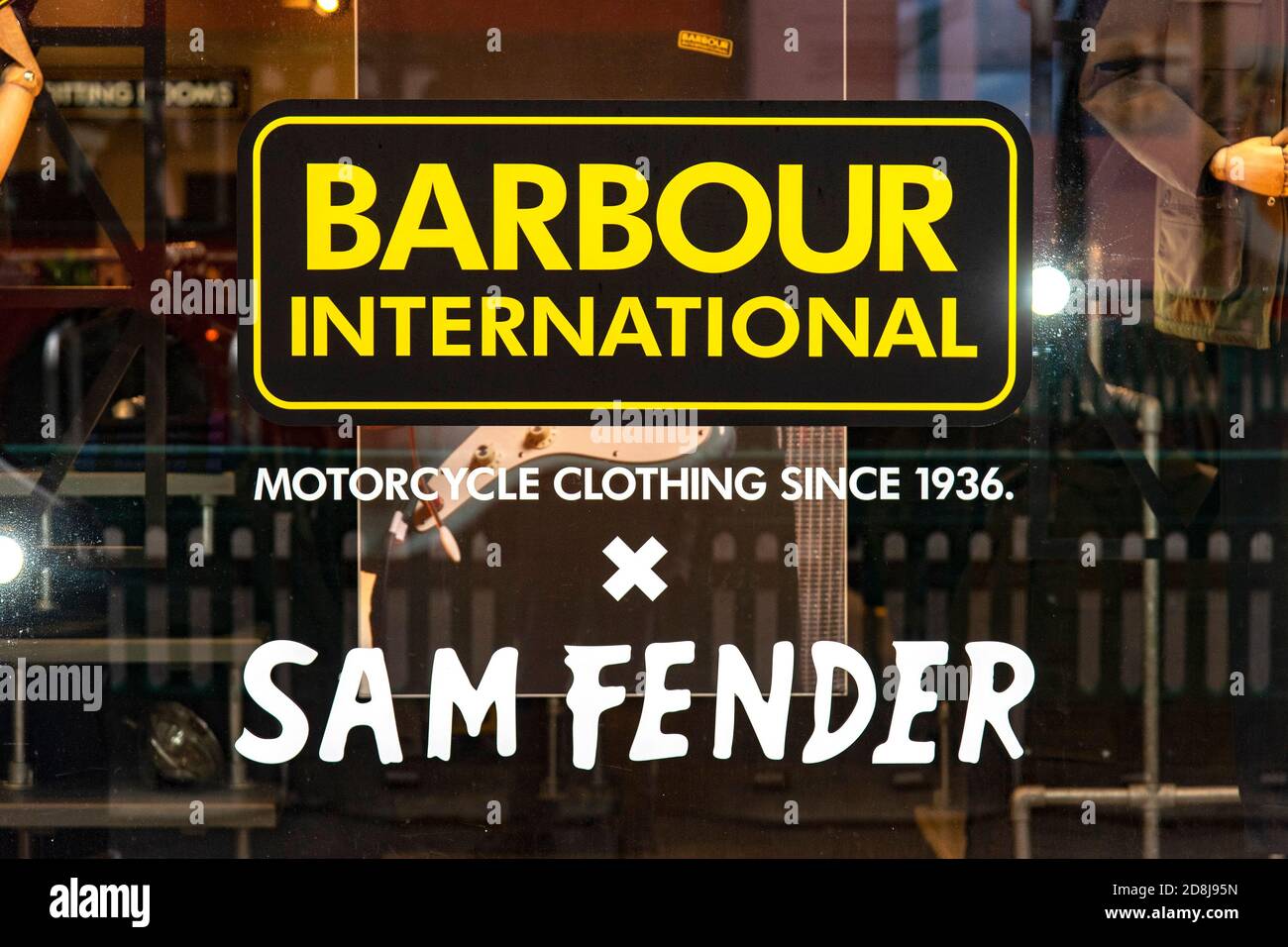 Stigmatiser à la vitrine de la boutique Barbour à Piccadilly pour la gamme Barbour International x Sam Fender Edit de leurs vêtements. Banque D'Images