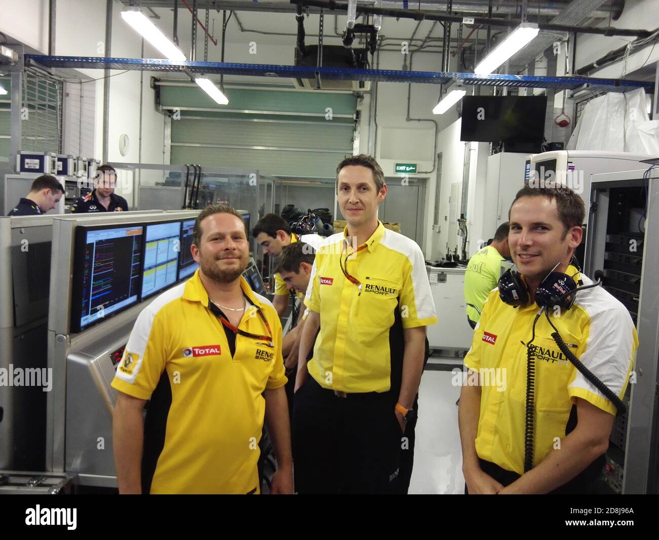 3 techniciens de l'équipe Renault à l'intérieur du garage sourit après la course Banque D'Images