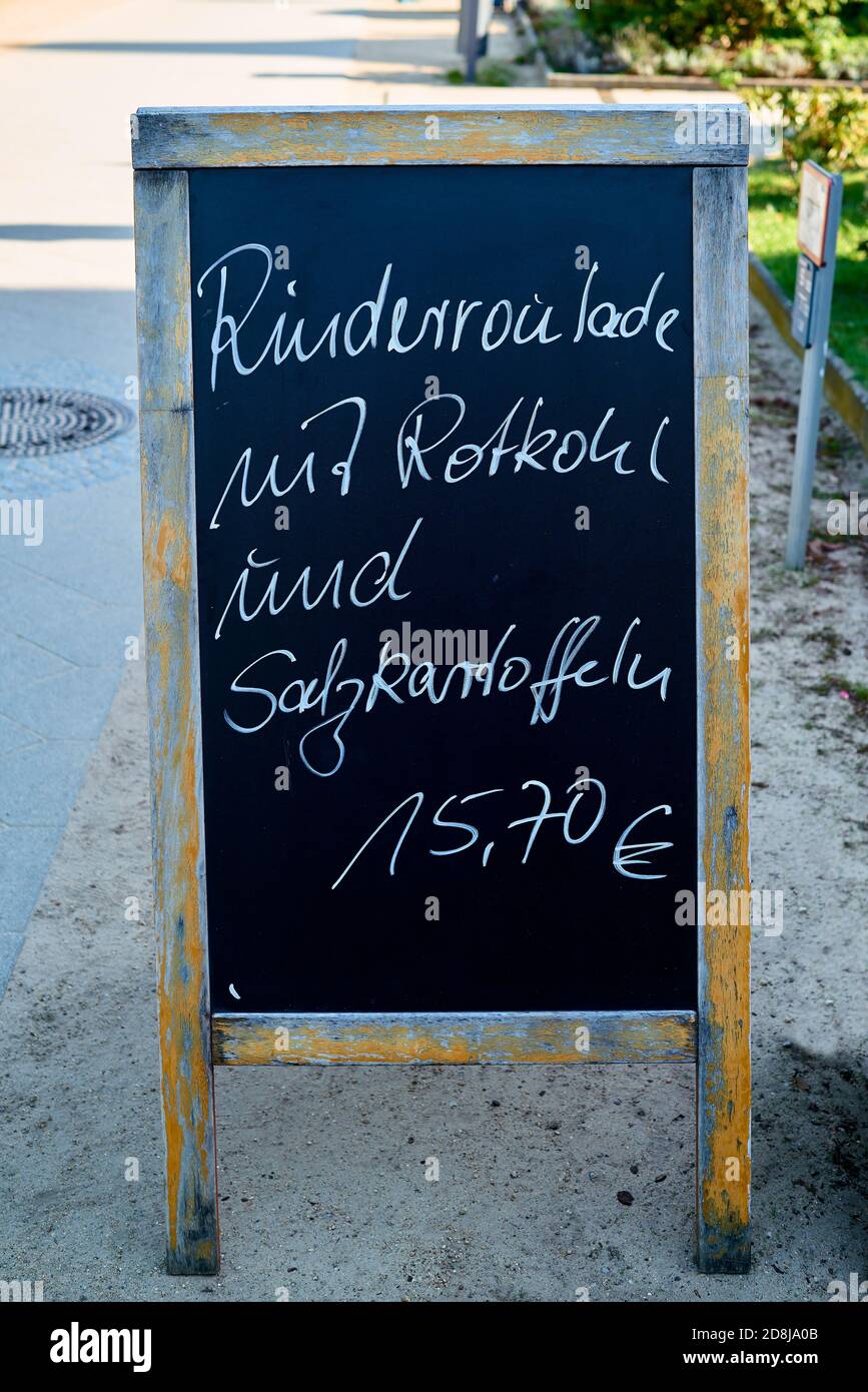 Panneau devant un restaurant avec l'offre de Le jour 'rôti de boeuf avec chou rouge et pommes de terre' Banque D'Images