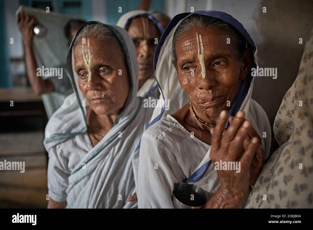 Vrindavan, Inde, août 2009. Veuves debout dans la ligne à l'intérieur d'un ashram pour manger. Banque D'Images