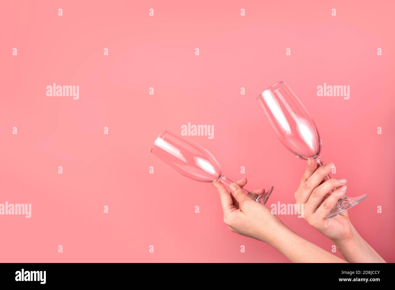 Deux verres dans les mains d'une femme sur rose, avec espace pour copier. Banque D'Images