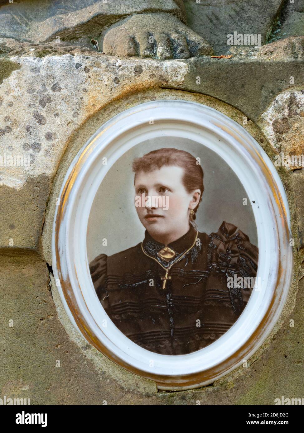 Tombale avec photo de la belle jeune dame deid au XIXe siècle. 24 octobre 2020. Hronov, Tchéquie. Promenade Heloween dans le cimetière de la vieille ville Banque D'Images