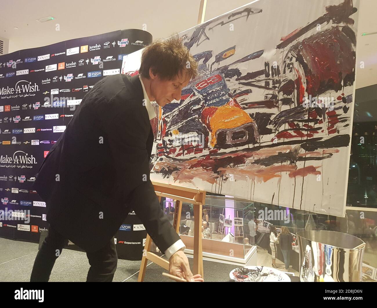 Un artiste célèbre peint en direct l'œuvre d'art dédiée à Formula1 lors de l'événement caritatif « Make a Wish » à Abu Dhabi Banque D'Images