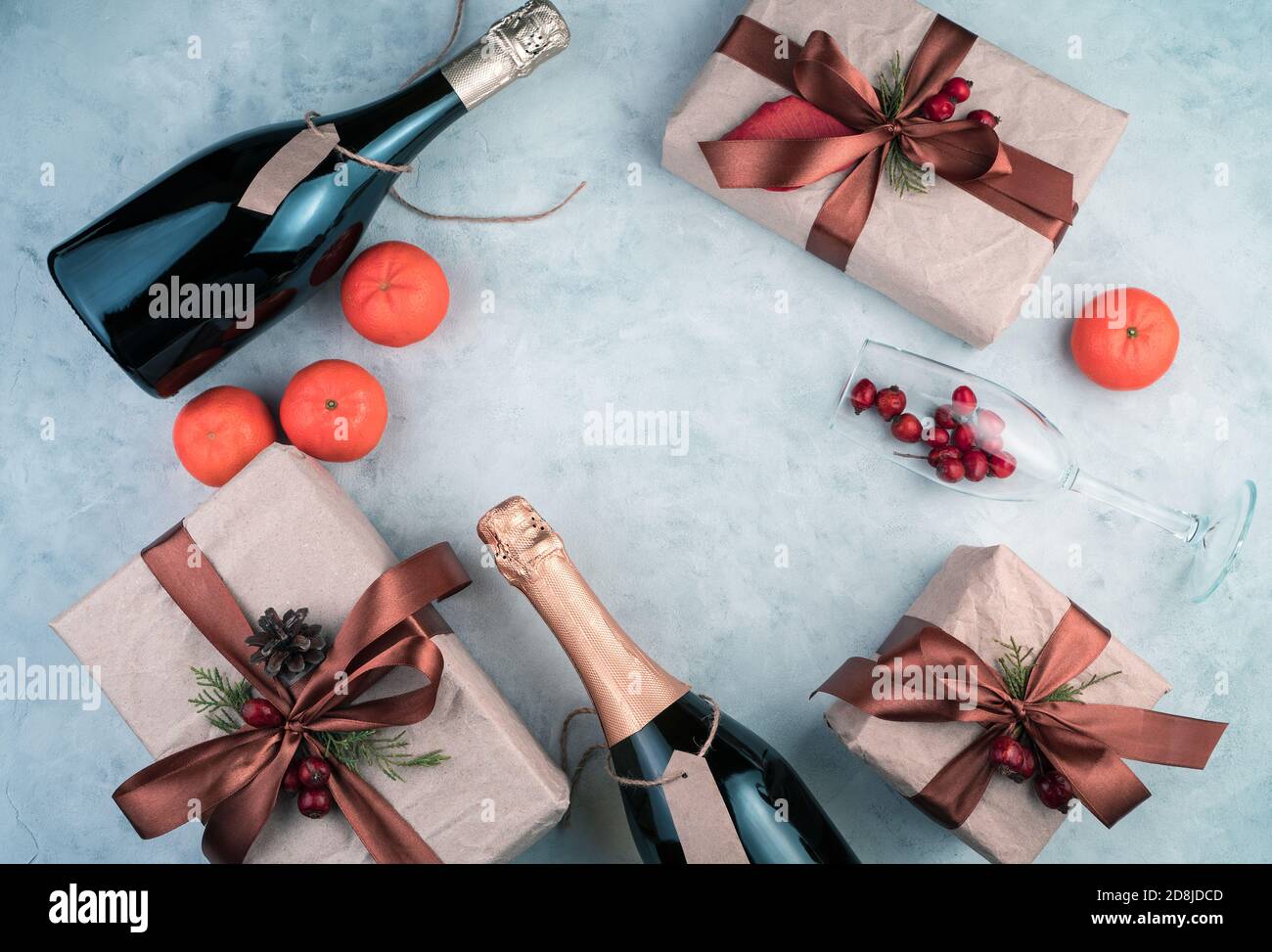 Bonne année et joyeux Noël, cadeaux, bouteille d'alcool, mandarines et  verres à vin sur fond clair Photo Stock - Alamy