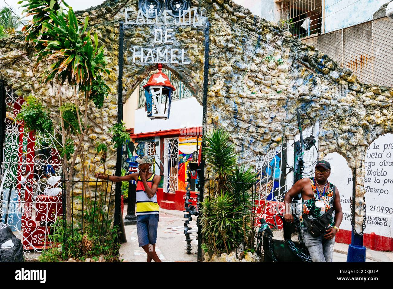 Callejón de Hamel. L'allée étroite est devenue un sanctuaire pour les religions afro-cubaines grâce à l'art créé par Salvador González. Les bâtiments sont bordés Banque D'Images