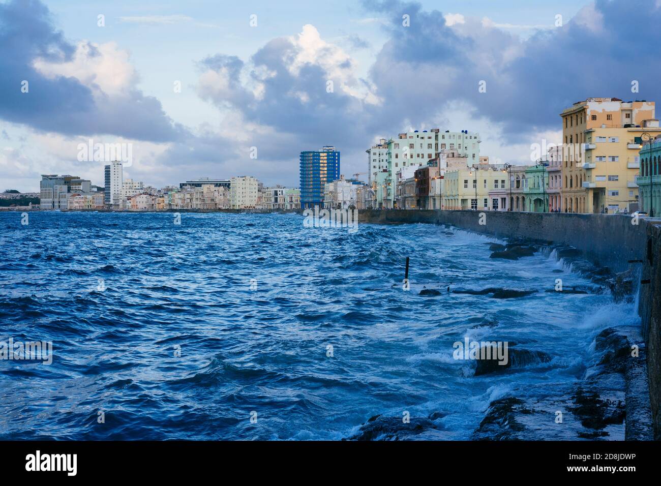 Coucher de soleil à Malecon. Le Malecón, officiellement Avenida de Maceo, est une vaste esplanade, route et digue qui s'étend sur 8 km le long de la côte de la Havane Banque D'Images