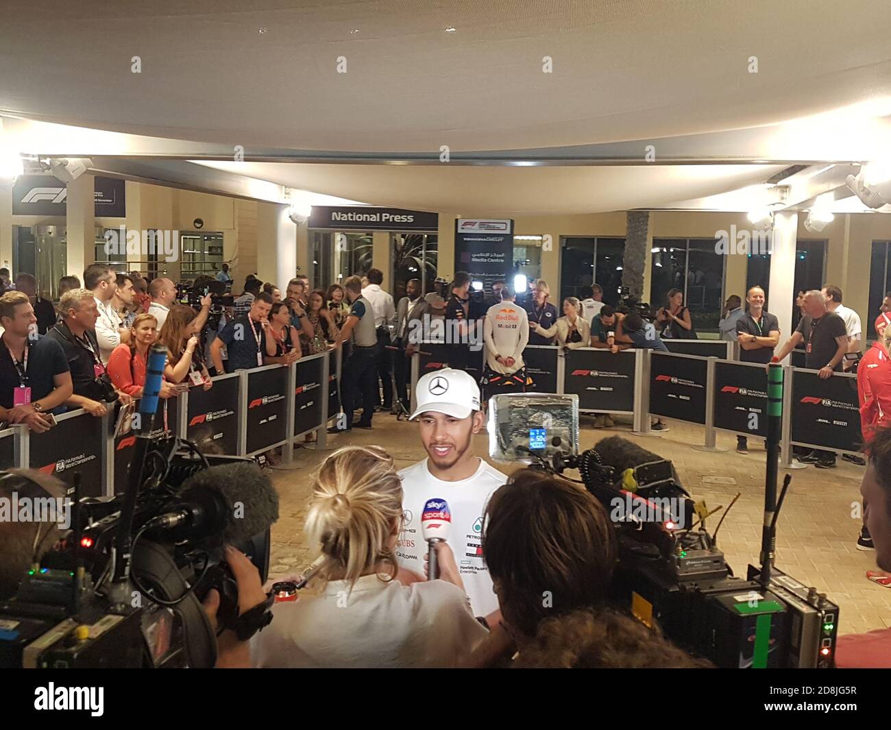 Lewis Hamilton parle avec la femme-journaliste de cheveux blancs entouré par le Foule de médias au stylo de la Formule 1 Grand Prix d'Abu Dhabi Banque D'Images