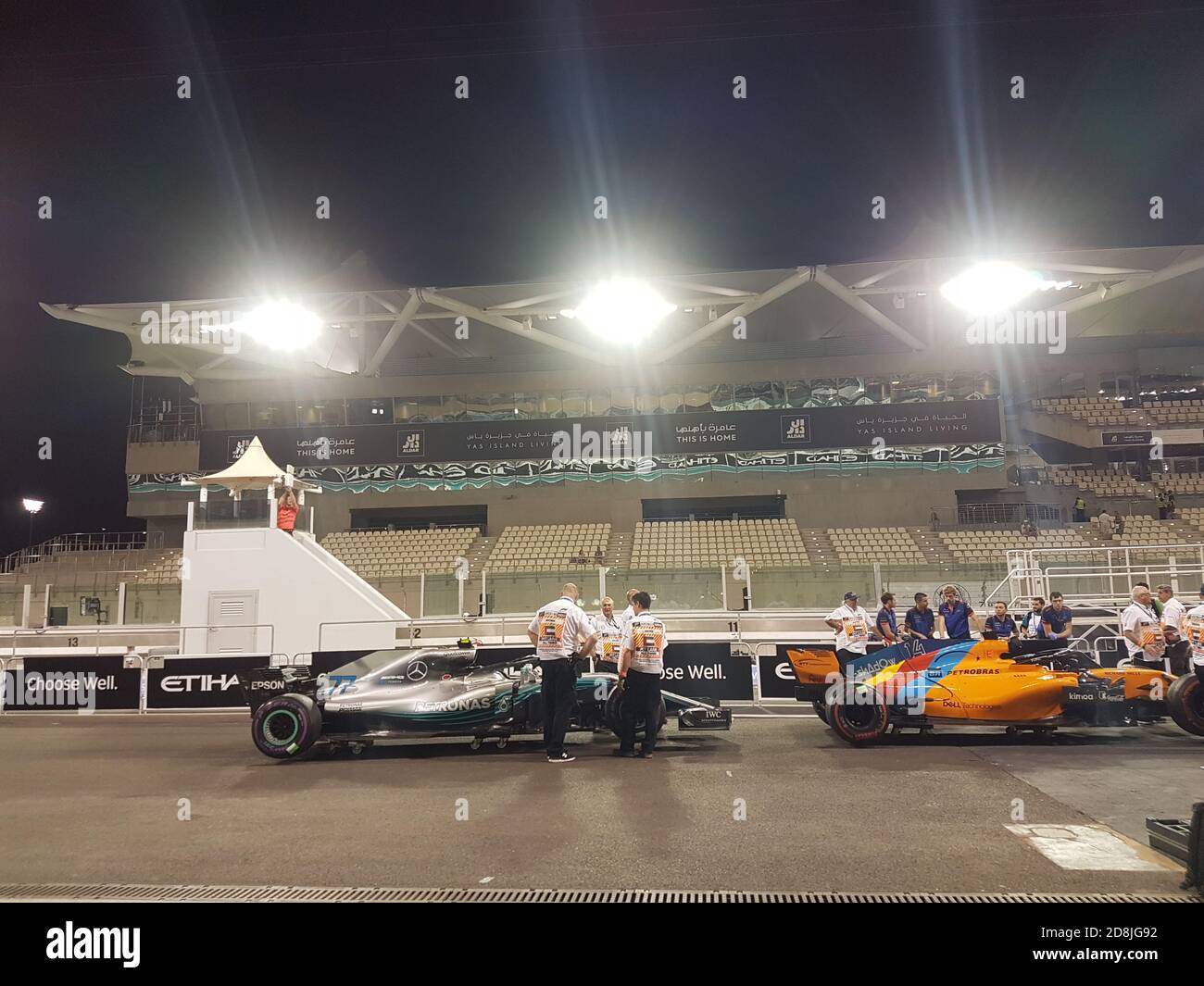 Le personnel technique s'occupe des voitures devant les tribunes, après la course du Grand Prix de Formule 1 d'Abu Dhabi, loin de chez vous Banque D'Images