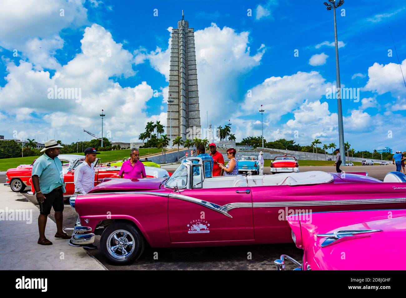 Les chauffeurs de taxi parlent sur la place de la Révolution - Plaza de la revolución, avec le Monument pour honorer José Martí en arrière-plan. La Habana - la Havane, C Banque D'Images