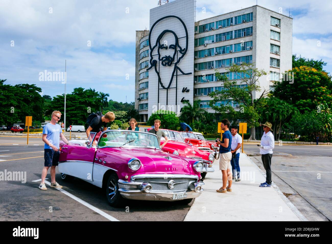 Voitures anciennes, taxis, garés sur la place de la Révolution - Plaza de la revolución. En arrière-plan le Musée postal Numismatique de Cuba avec l'image o Banque D'Images