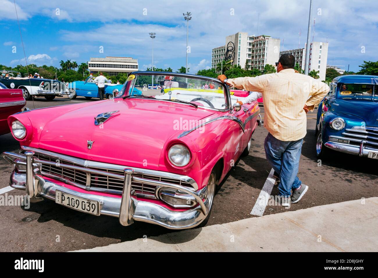 Les chauffeurs de taxi parlent sur la place de la Révolution - Plaza de la revolución. La Habana - la Havane, Cuba, Amérique latine et Caraïbes Banque D'Images
