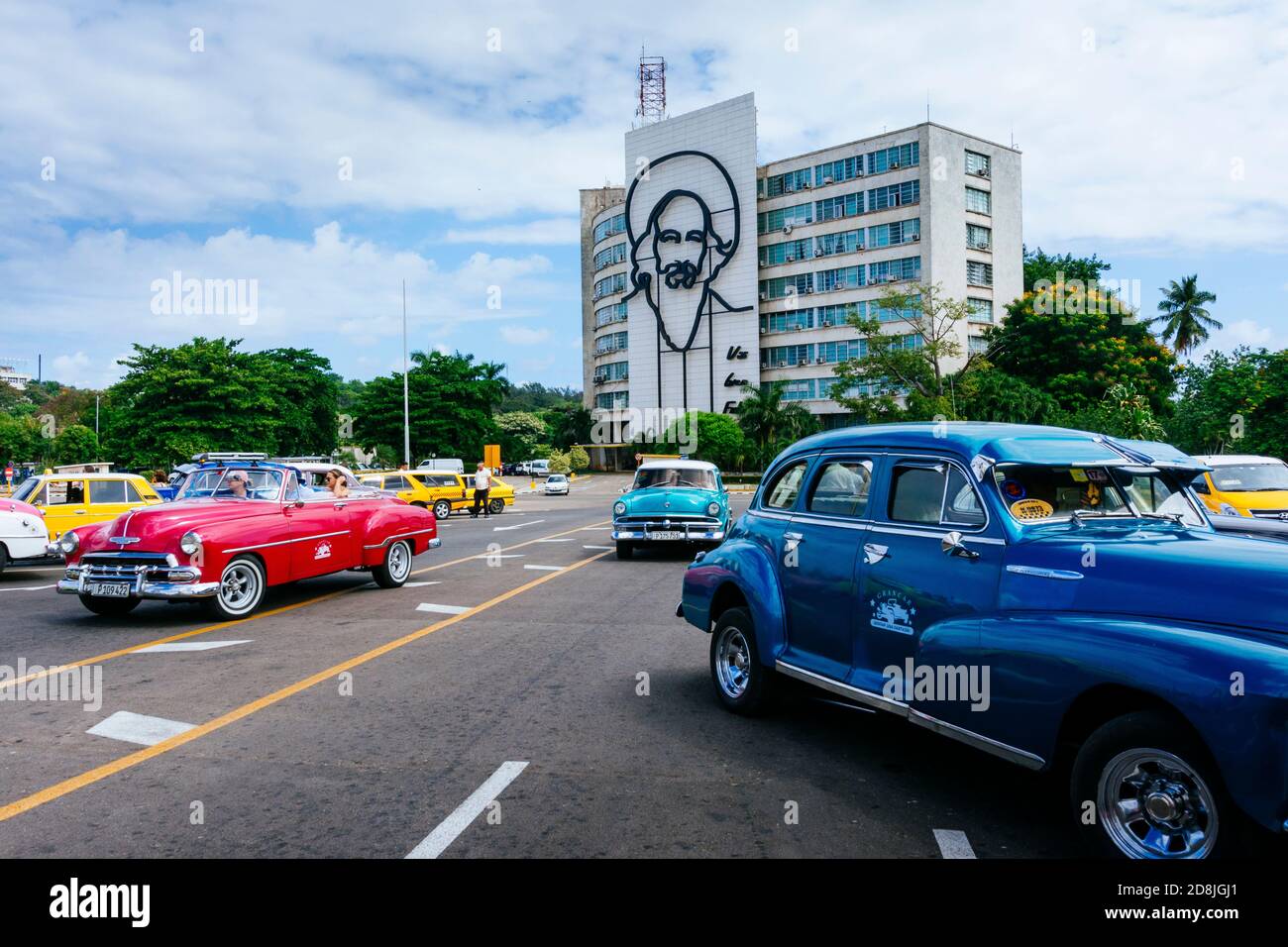 Voitures anciennes, taxis, garés sur la place de la Révolution - Plaza de la revolución. En arrière-plan le Musée postal Numismatique de Cuba avec l'image o Banque D'Images