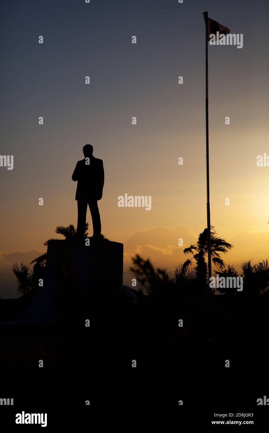 L'image montre la silhouette d'un monument Mustafa Kemal Ataturk, et d'un grand poste de drapeau où le drapeau turc vole en mât complet au lever du soleil. Il y a des Banque D'Images
