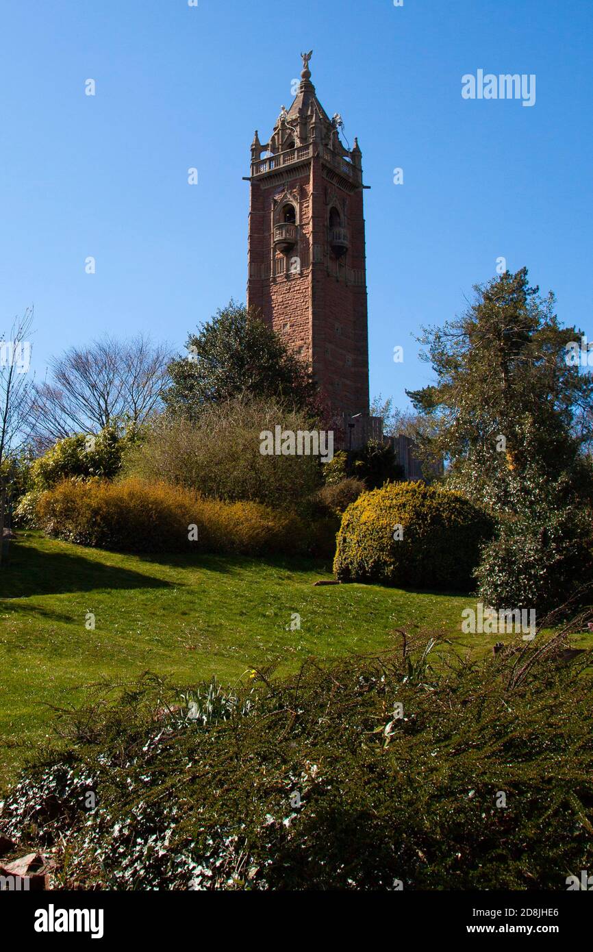 Vue sur la colline pittoresque de Brandon, un parc de la ville avec des fleurs sauvages, des étangs, des arbres et des arbustes situé près du centre-ville de Bristol. Au sommet, il y a un taxi Banque D'Images