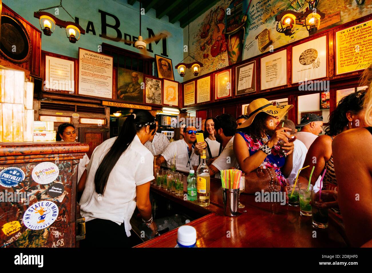 La Bodeguita del Medio est un restaurant typique de la Havane à Cuba, et l'un des grands endroits touristiques de la ville, d'où ont passé de nombreux visiteurs Banque D'Images