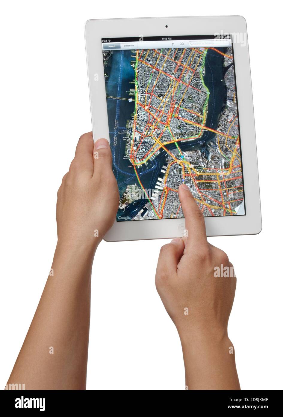 Personne tenant un iPad2 Apple entre ses mains à l'aide de l'application cartes et photographiée sur fond blanc. Banque D'Images