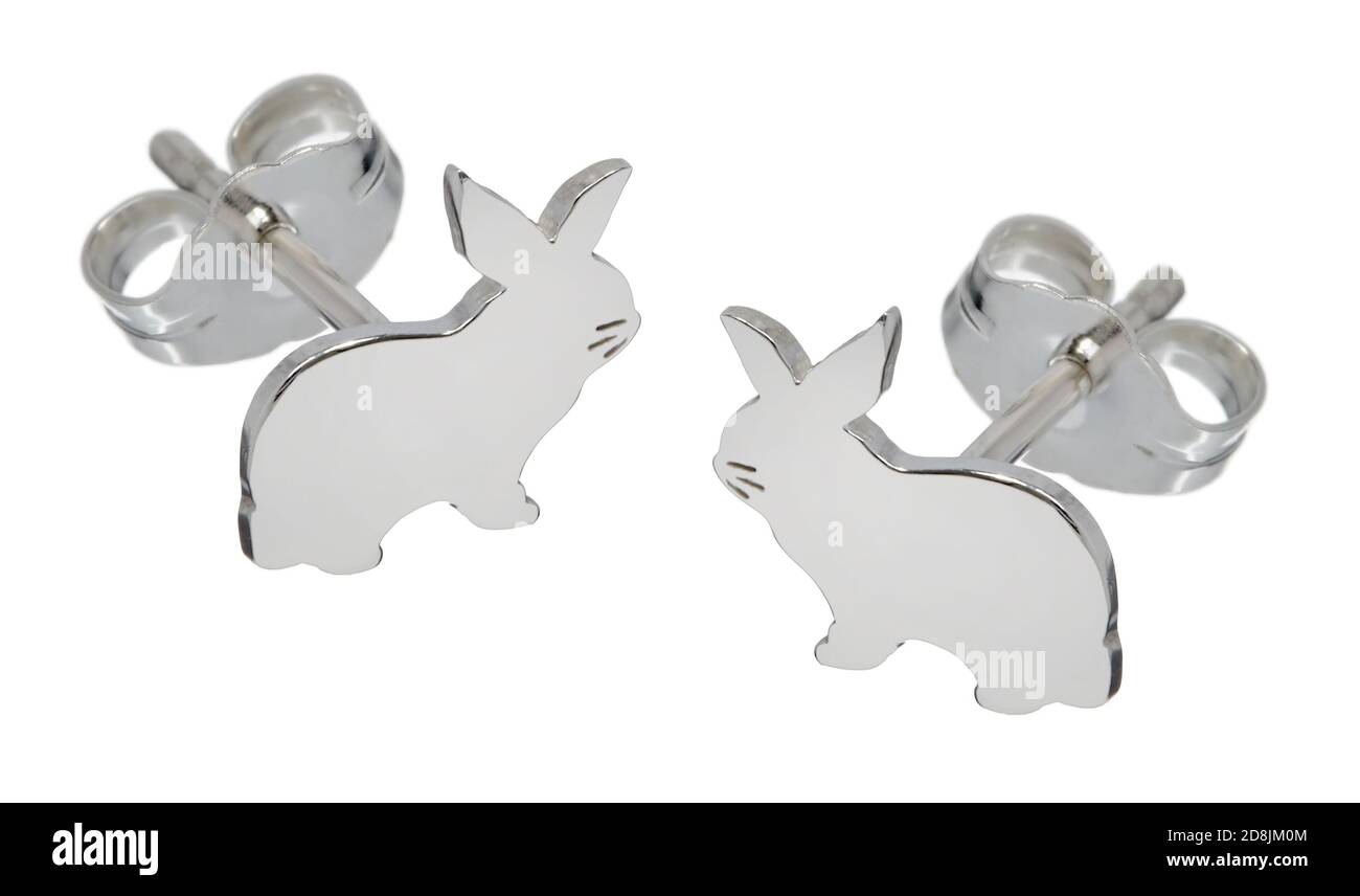 Paire de boucles d'oreilles en forme de lapin argenté de Wendy Brandes photographiées un arrière-plan blanc Banque D'Images