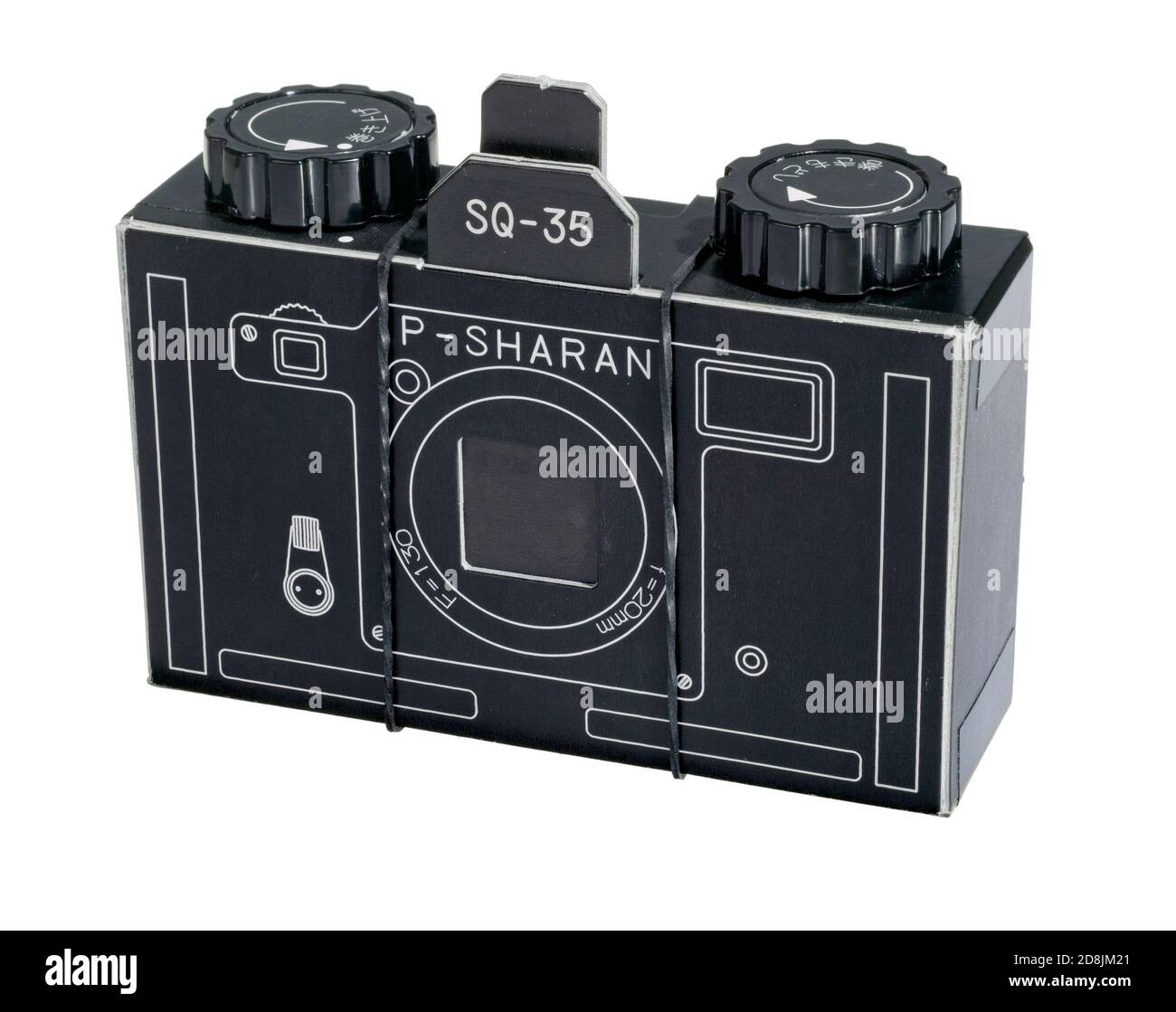 Un appareil photo Pinhole en papier qui prend des films de 35 mm un kit photographié sur fond blanc Banque D'Images