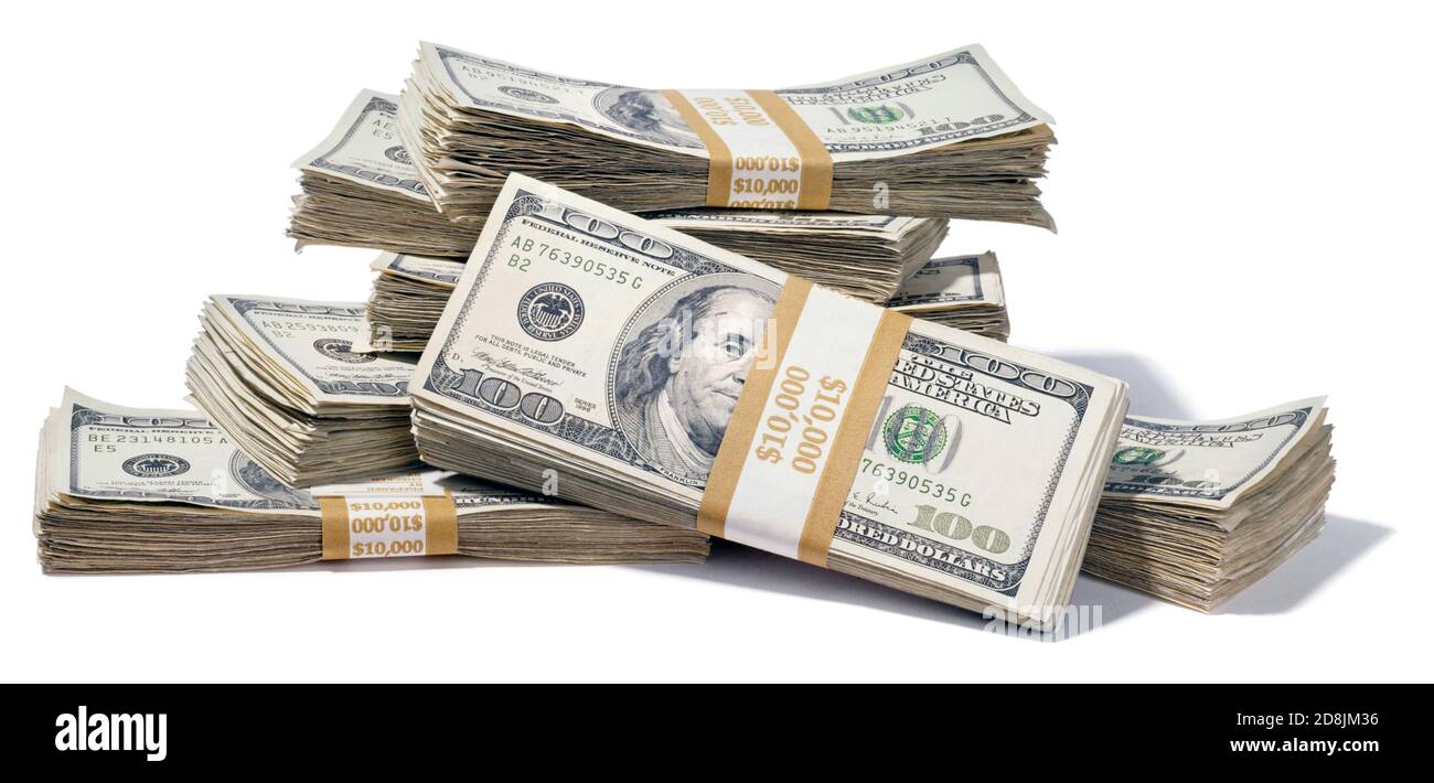 Une pile de paquets de billets de 100 dollars américains photographiés sur fond blanc Banque D'Images Une pile de paquets de billets de 100 dollars américains photographiés sur fond blanc Banque D'Images