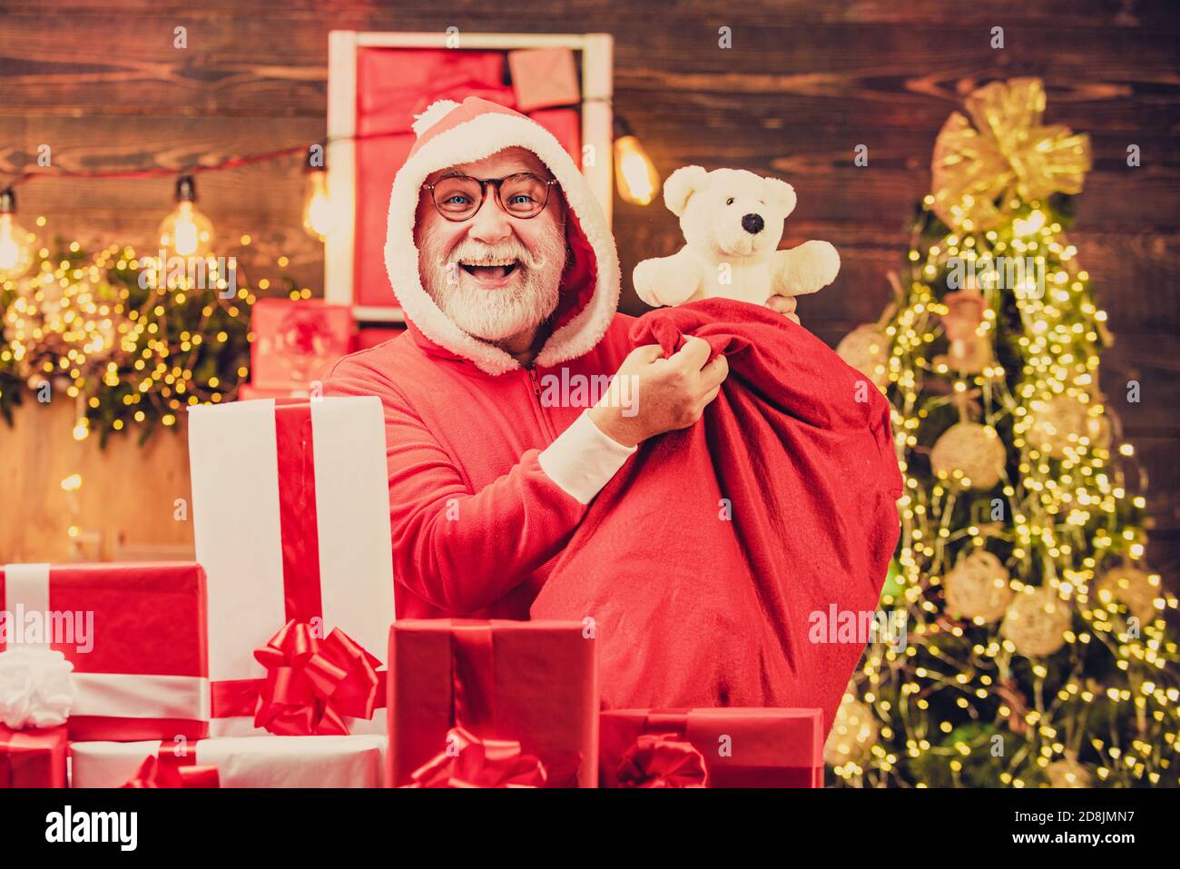 Homme Barbu En Chandail De Noel Pere Noel Moderne Barbu Cadeau De Noel Amusant Pour Le Pere Noel Photo Stock Alamy